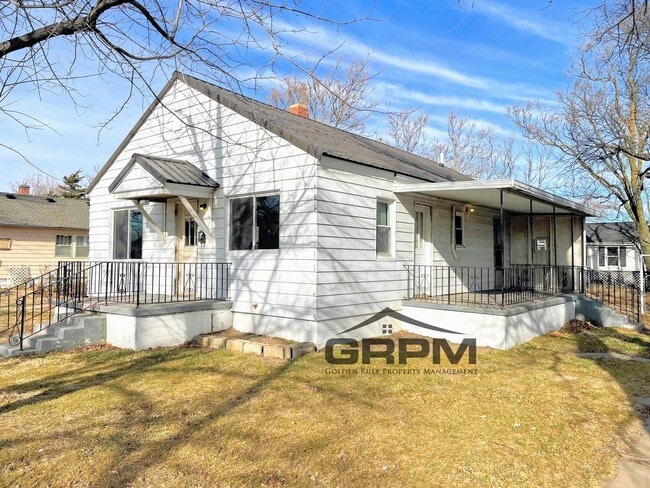 Building Photo - 3 Bedroom Home on Corner Lot