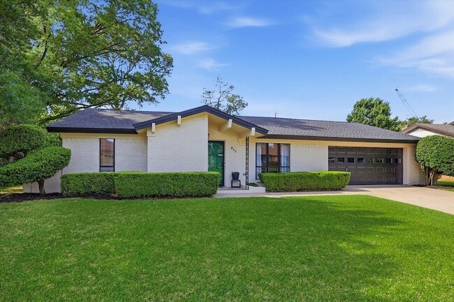 Photo - 217 E Louella Dr