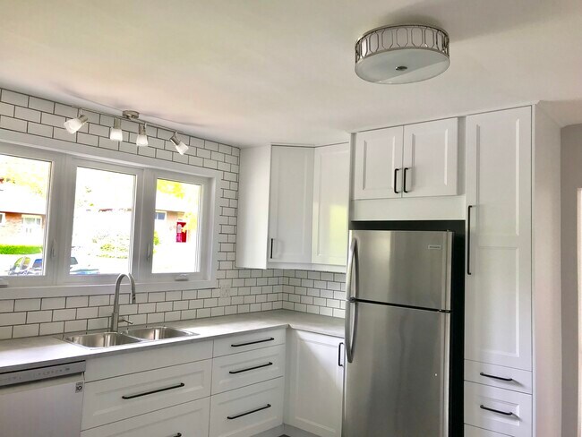 Photo - 1075 Willowdale Av