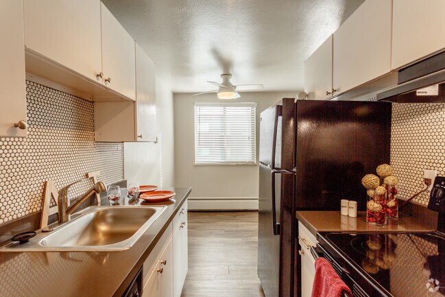 2BD, 1BA - 775 SF