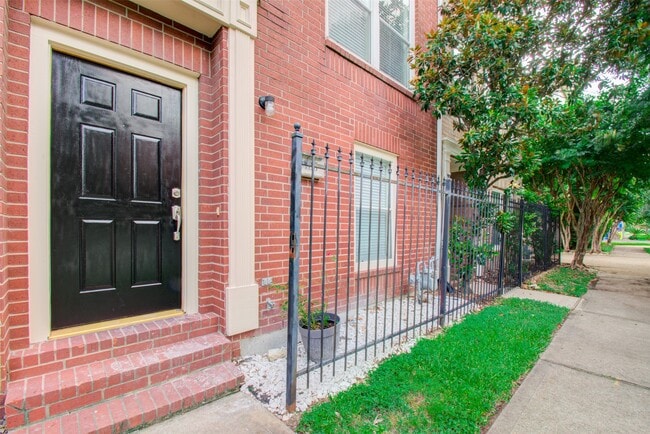 Photo - 1733 Tuam St