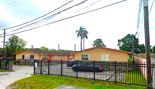 Building Photo - 2924 NW 132nd Ter Unit #2924 Rental