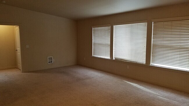 Photo - 1 Bed/1 Bath Unit with Garage - Near Old Mill District Unidad A