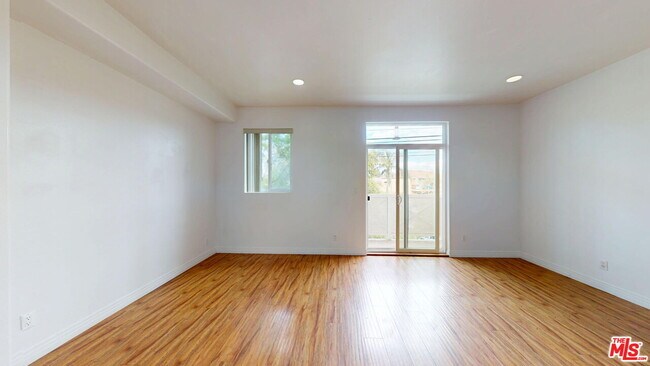 Photo - 11622 Oxnard St