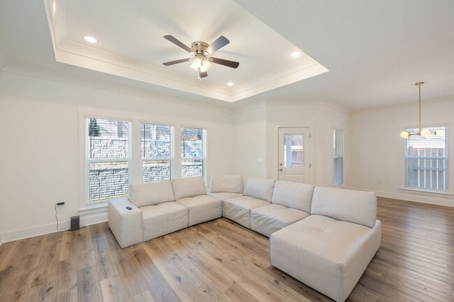 Photo - 807A Cedar Ave S