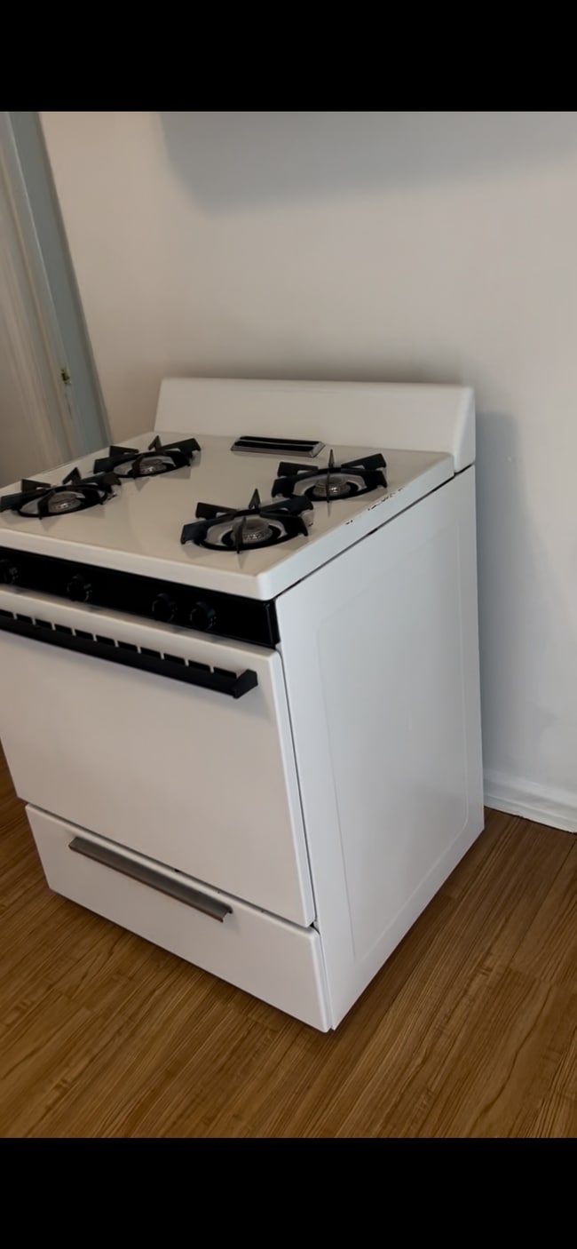 Stove - 1926 E 123rd St Unit Downfronthouse