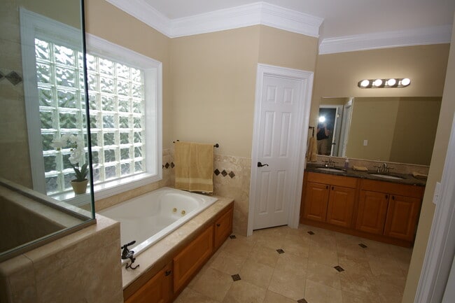 Photo - 865 Virginia Cir NE