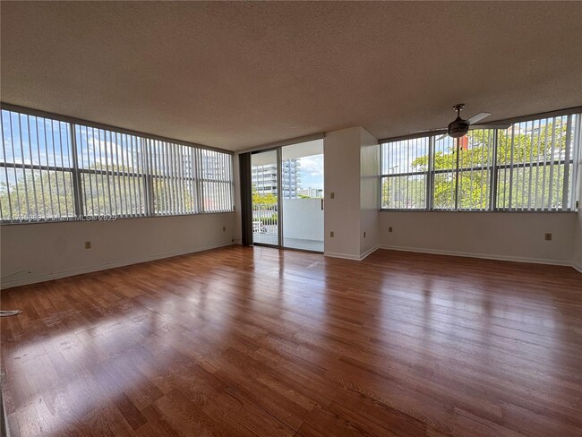 Photo - 1300 NE Miami Gardens Dr Unidad 213E Rental
