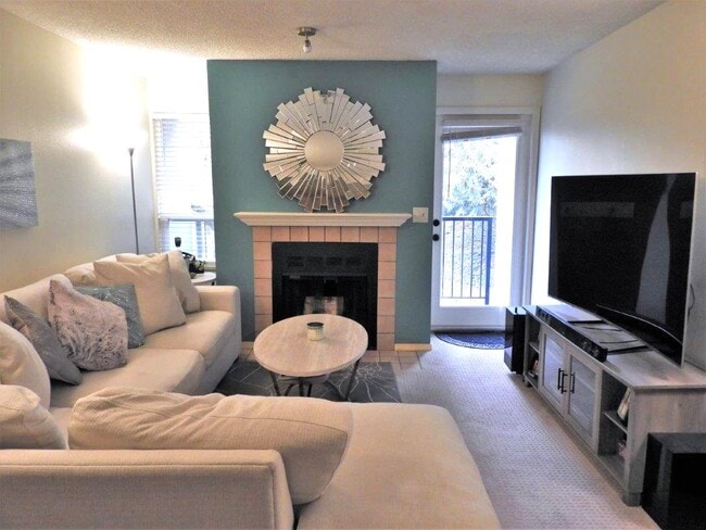 Sala de estar con chimenea de leña - 13717 Linden Ave N Unidad 215