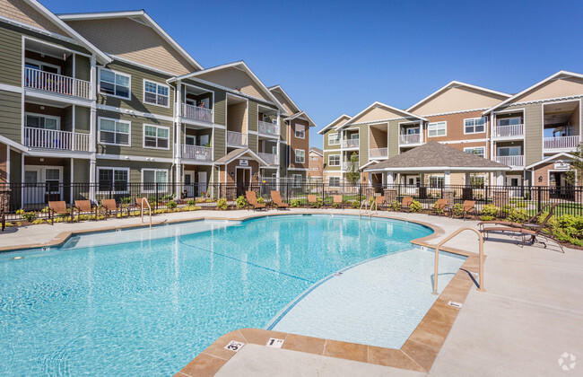 Pool with Tanning Ledges - The Landing at Vancouver Rental