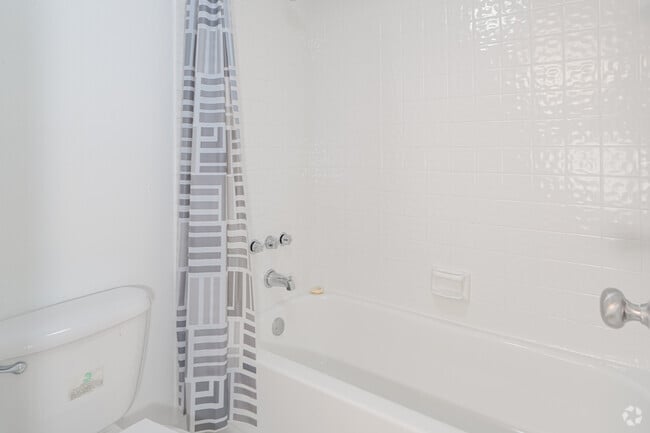 2BR, 2BA - 1,000SF