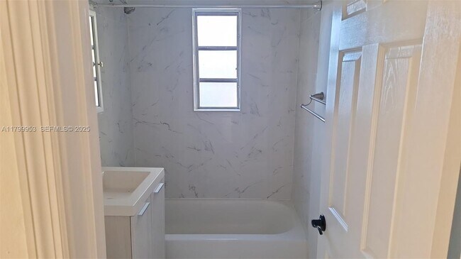 Photo - 541 SW 7th St Unidad 4