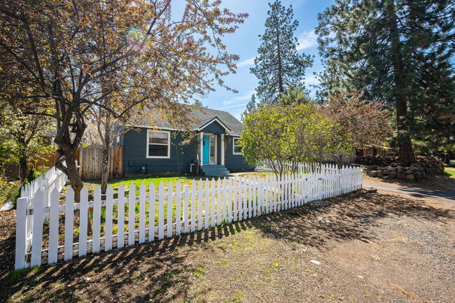"Charming 3-Bedroom Home Near the Old Mill" - "Charming 3-Bedroom Home Near the Old Mill"