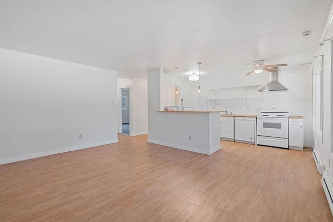 Photo - $500 off! Updated, upstairs 2-bdrm/1-bath triplex apt—On-site w/d, off-street parking, near downt... Unidad 9232