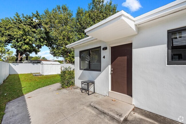 Building Photo - 1911 NW 30th St Unit 4 Rental