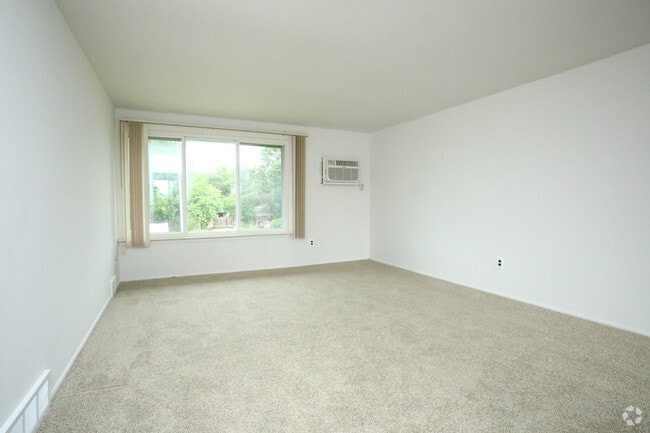 2 BR, 1 BA - Oak Ridge, 915 SF