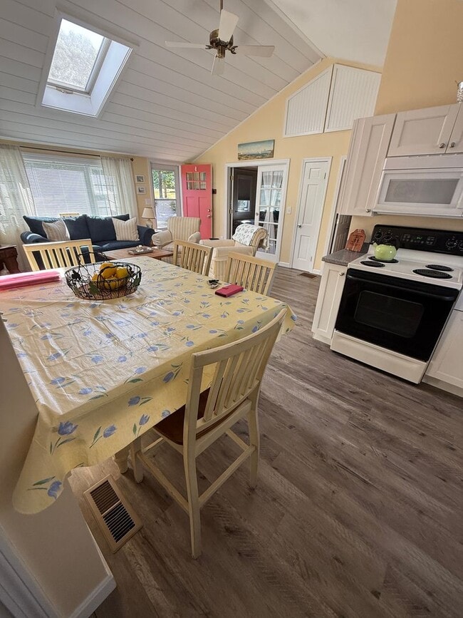 Building Photo - 2 bedroom ,1 bathroom Ranch style home in ...