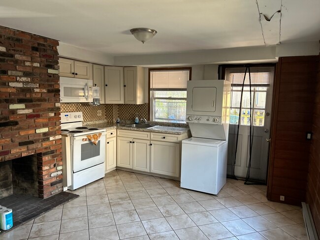 Building Photo - 864 Park Ave Unit Apartment
