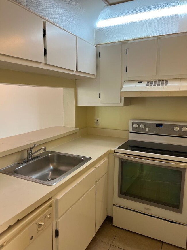 5213 Via Hacienda Cir