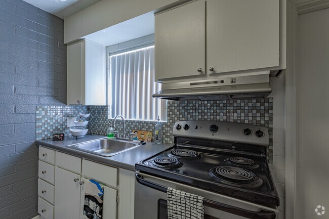 2BR, 1BA - 690 SF