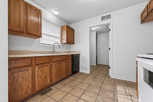 Building Photo - 4329-4337 S Elizabeth Unit 4331 S Elizabeth