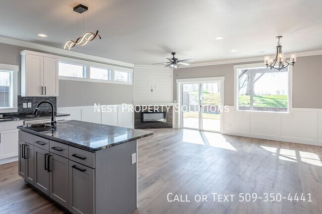 Photo - 1213 Rd F .2 NE