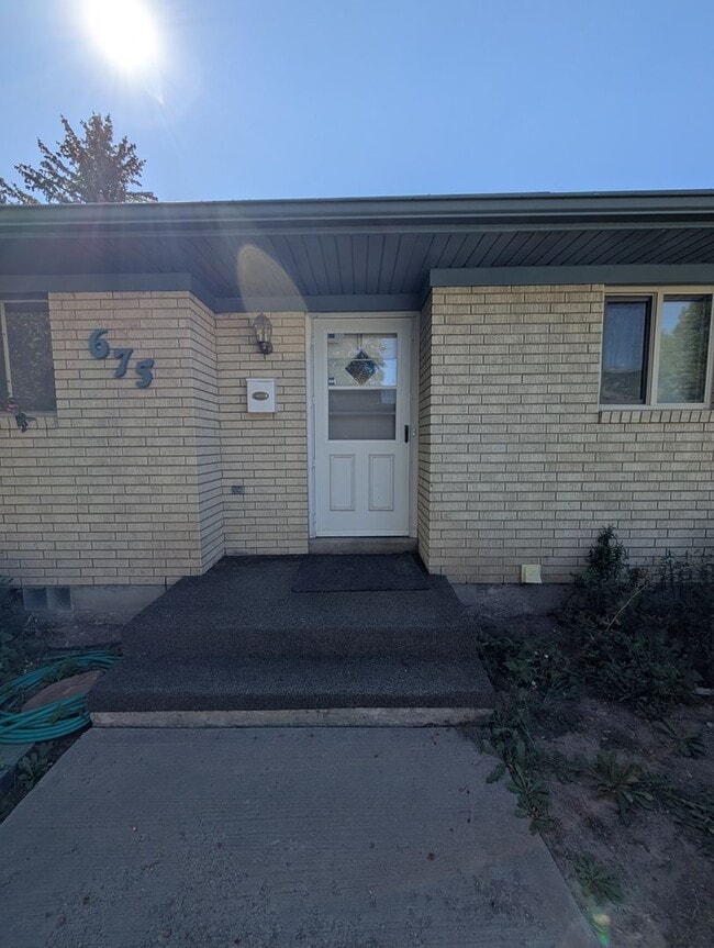 Photo - 675 University Dr