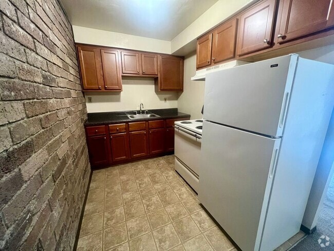 Building Photo - Charming One Bedroom Apartment! Lots of Na... Unit 103