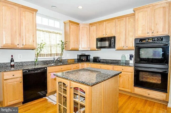 Photo - 9910 E Hill Dr