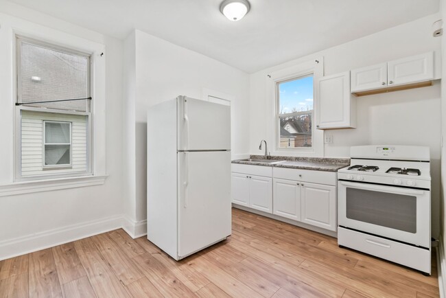 Building Photo - 1528 Ridge Ave Unit 2