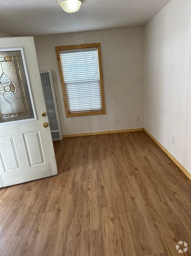 Building Photo - Cozy Pet friendly* 1Bd duplex! Available n... Rental