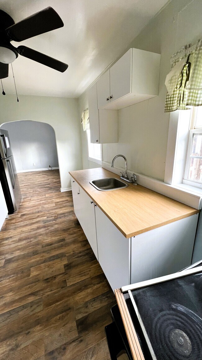 Kitchen - 414 Erie Ave Unit Apt 2