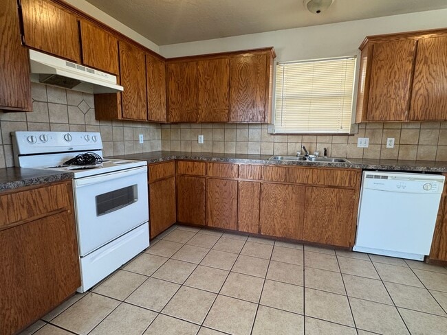 Photo - 1916 SW E Ave