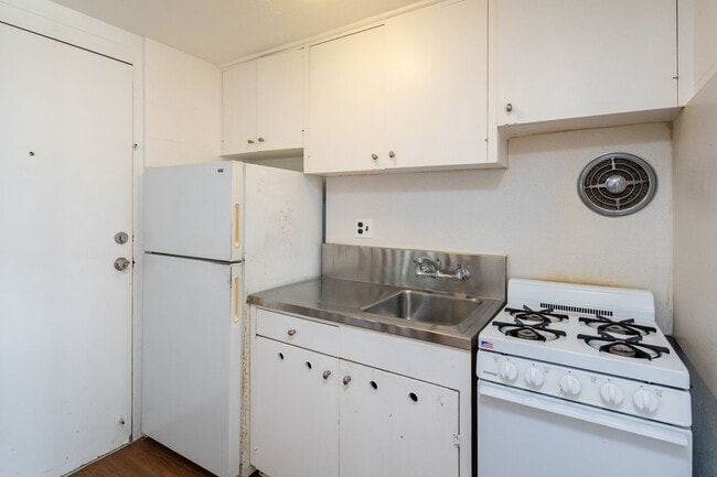 Photo - Available now! Prime location Studio with Parking!
