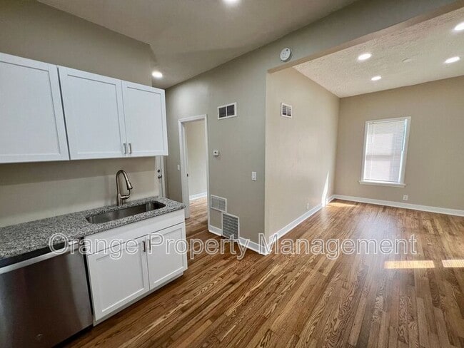 Photo - 502 William St Unit 4