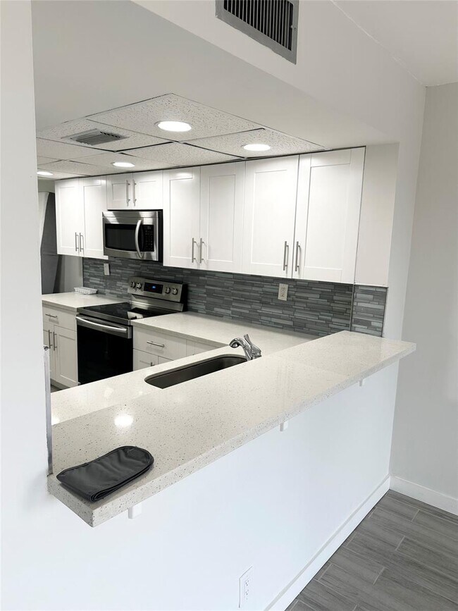 Photo - Modern Lakeview Townhouse Near Nova and Br... Unidad 1810