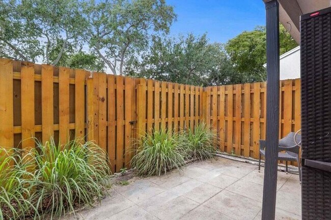 Photo - 901 Riverside Dr