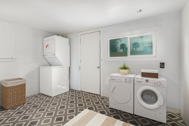 Photo - 1 Bed | 1 Bath -  Tempe Courtyard Style Unit Unit C