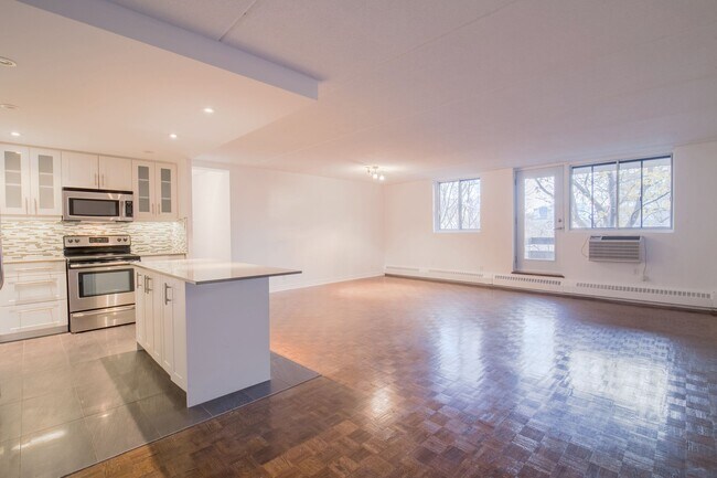 Building Photo - 4800 Maisonneuve Blvd W Unit 606