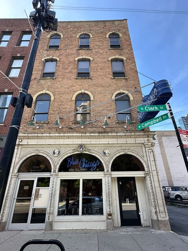 Building Photo - 536 N Clark St Unit #3