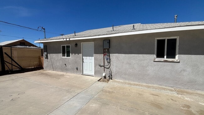 Building Photo - Desirable Two Bedroom, One Bathroom Home!