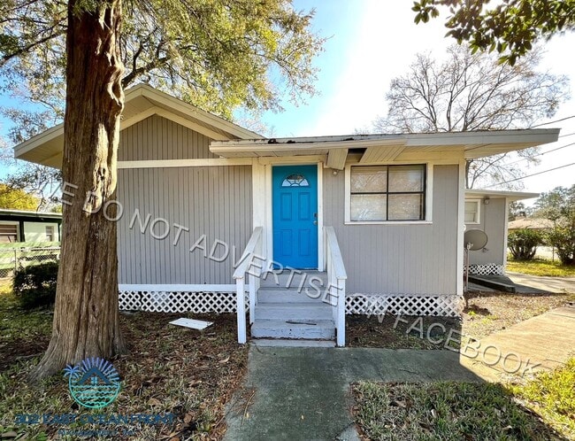 Building Photo - Updated and spacious 3 bedroom / 2 bathroo... Unit 5640 Ramona Rental