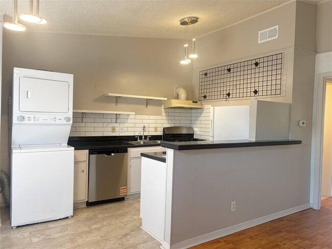 Photo - 600 W 51st St Unit 103