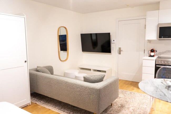 Building Photo - 1755 R. Saint-Denis