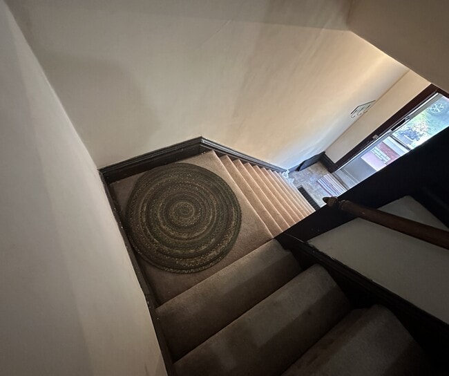 Entrance stairewell - 3016 Victor St Unit 2ndf