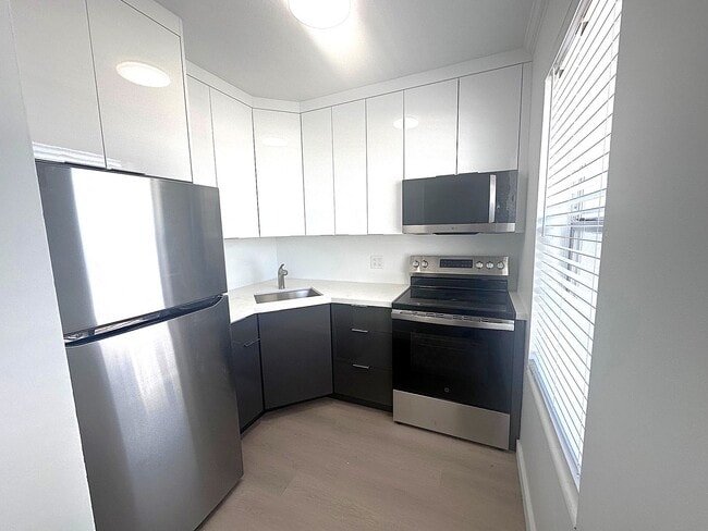 Photo - Updated 1 Bedroom 1 Bath Condo - Steps from Fort Lauderdale Beach! Unit 605H