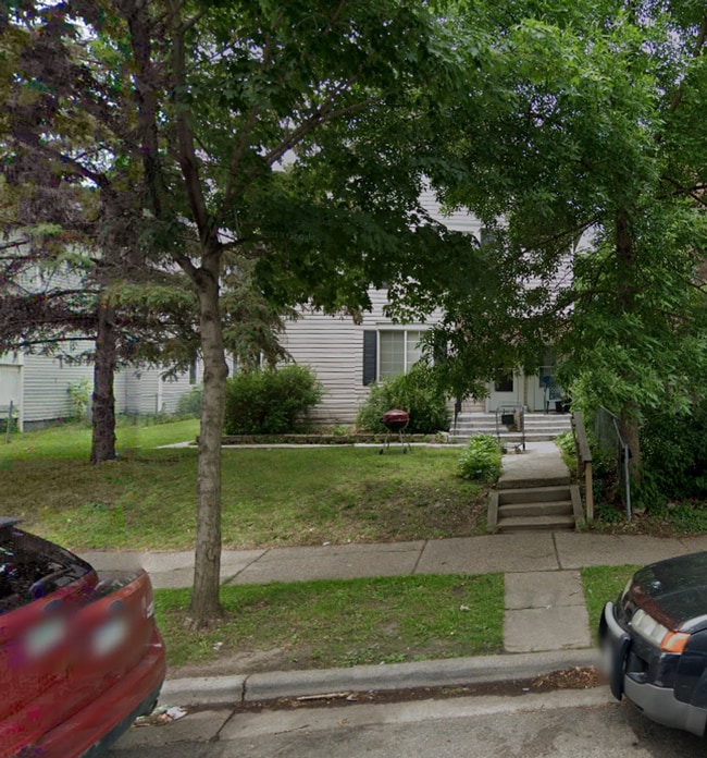 Building Photo - AVAILABLE Now! Wonderful 2 Bedroom, 1 Bath, Upper Level Unit with quick access to 94 and Downtown...