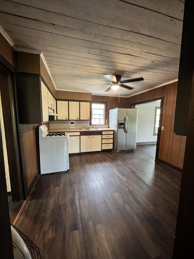 Photo - 405 S Skaggs Rd