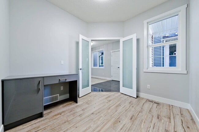 Photo - 613 Midtown Pl SW