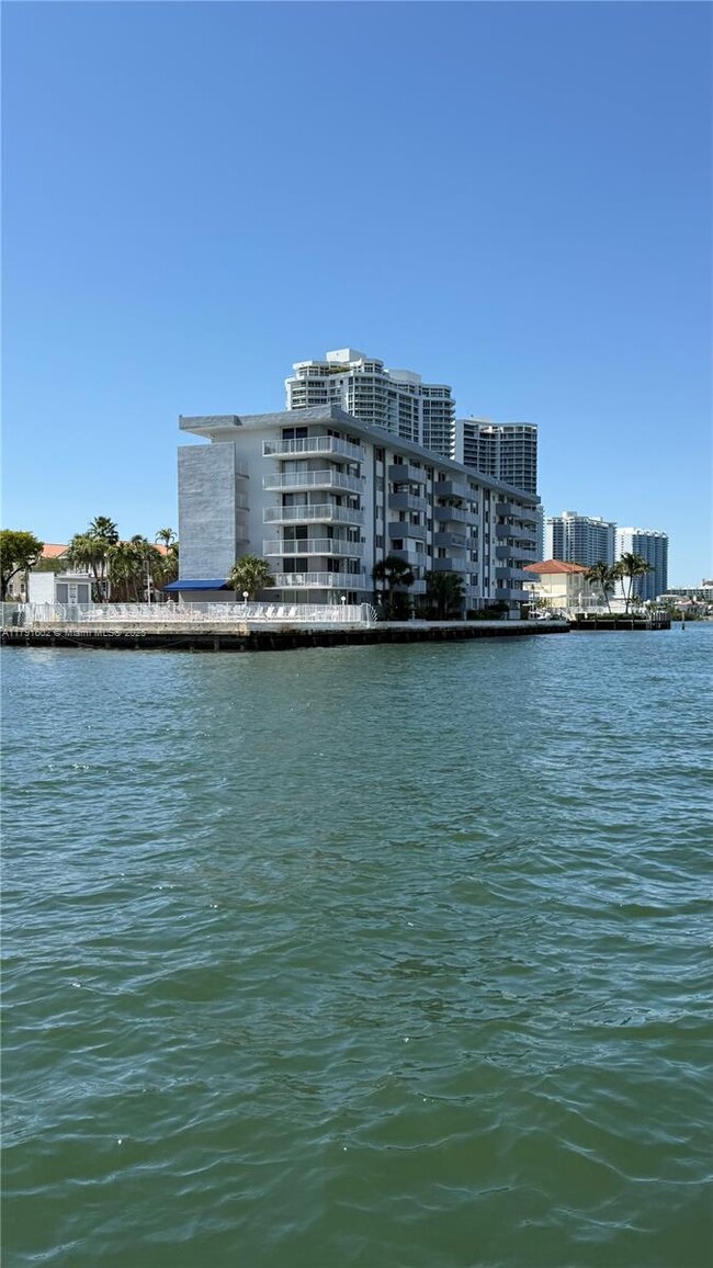 Building Photo - 4000 NE 170th St Unit 108 Rental